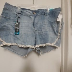 Ariya curvy cutoff with lace edging